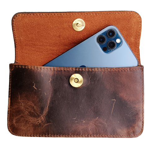 "Seamless Style and Convenience: Klasse Leer's Leather Belt Tuck Phone Holder"